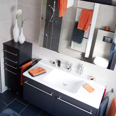 Passgenaue Badezimmermöbel individuell geplant, so dass sie genau in Ihren Raum und zu Ihrem Gestaltungskonzept passen.